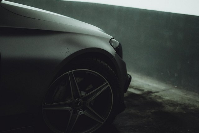 В Екатеринбурге с Mercedes сняли колеса