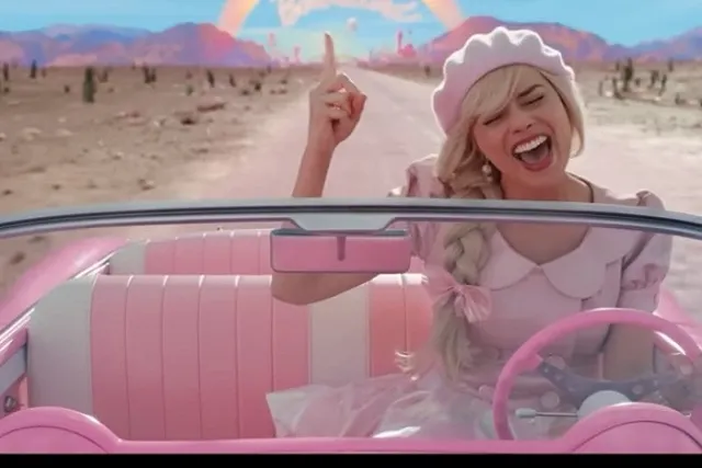 Свердловчанка устроила полуголый перфоманс в стиле Барби напротив храма в Екатеринбурге