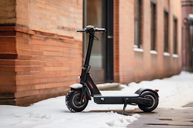 У екатеринбуржца от магазина угнали электросамокат (ФОТО)