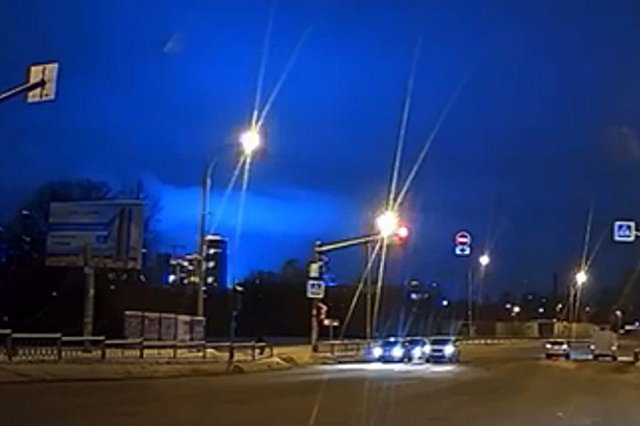 В небе над Екатеринбургом заметили ярко-синюю вспышку
