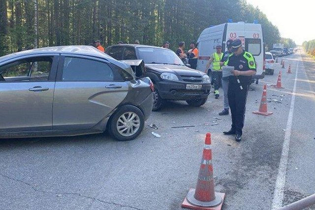 На трассе под Екатеринбургом произошла массовая авария с машиной скорой