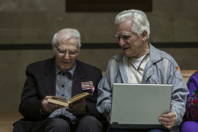 Ветерану на 23 февраля подарили детскую игрушку в новогодней упаковке