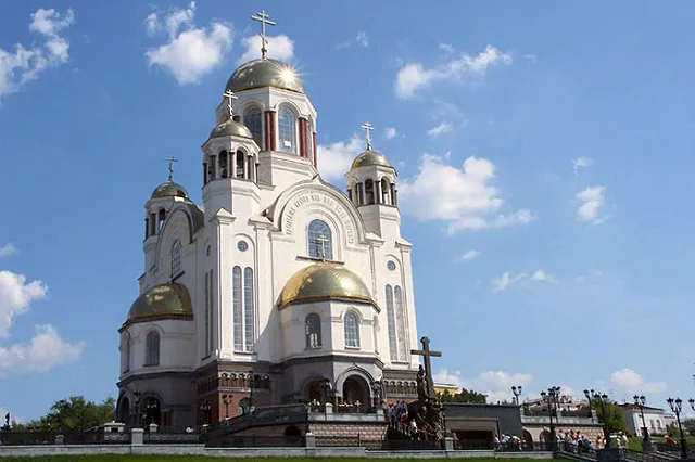 В Екатеринбурге в начале Царской улицы появился большой православный крест