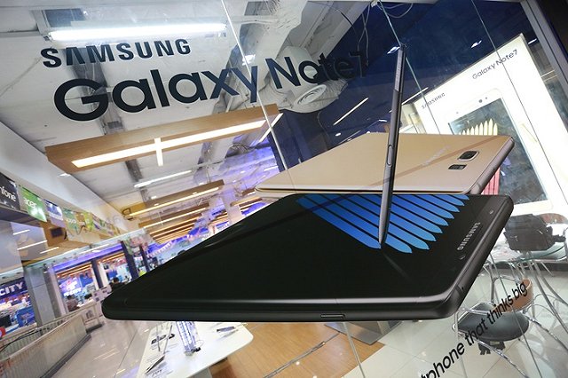Samsung остановила продажи взрывающихся смартфонов
