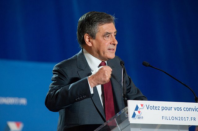 Фийон назвал абсурдной политику Олланда по отношению к России