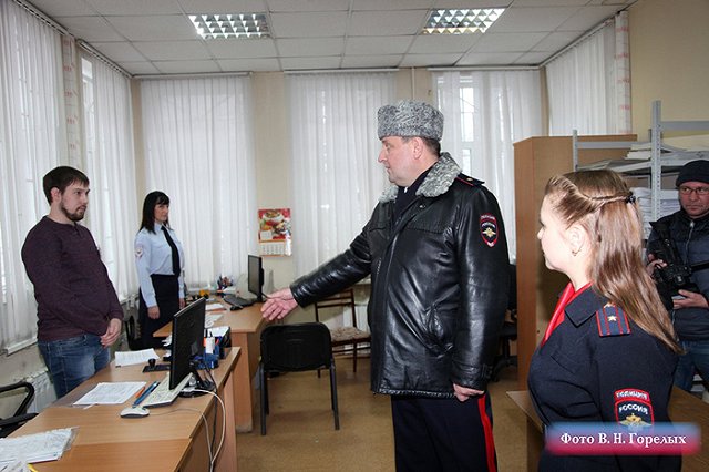Врио главы свердловской полиции проверил отдел по вопросам миграции