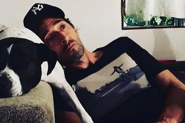 Актёр Эдриан Броуди привился от COVID-19 российской вакциной и сообщил о побочных последствиях