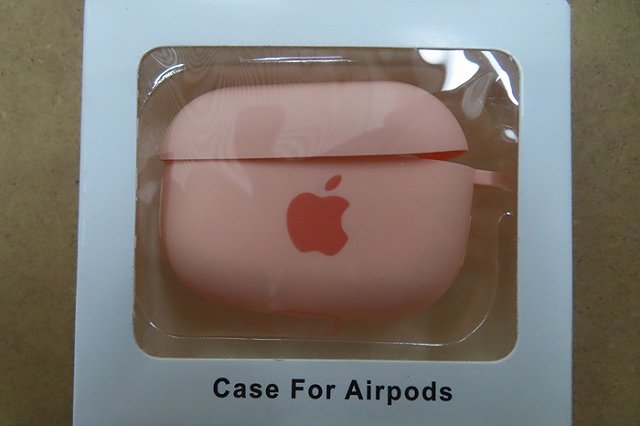 Уральские таможенники задержали контрафактные AirPods, сетевые адаптеры и носки NIKE и Adidas