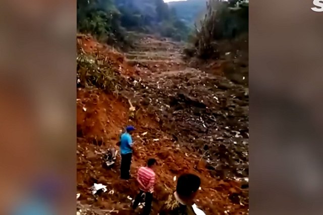 СМИ: спасатели не обнаружили тела пассажиров разбившегося в Китае Boeing