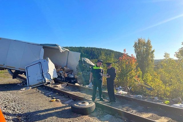 Тепловоз протаранил фуру на железнодорожном переезде в Нижней Туре