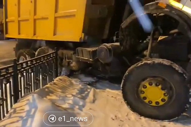 В центре свердловского города грузовик протаранил забор и завис у обрыва