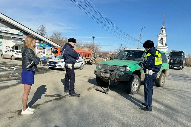Ребенок на детском самокате попал под машину в спутнике Екатеринбурга