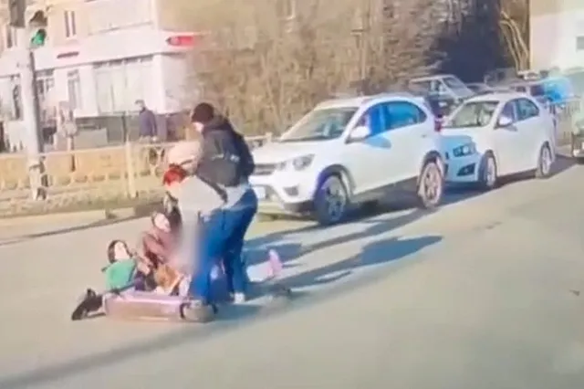 В Екатеринбурге две девушки-самокатчицы сбили 5-летнюю девочку на пешеходном переходе