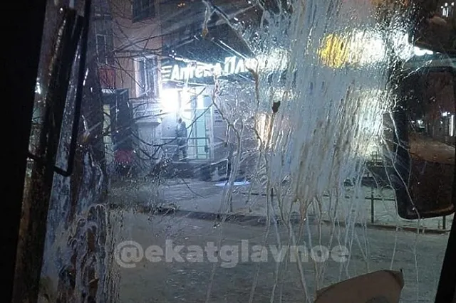 В Екатеринбурге неизвестные закидывают новые автобусы яйцами и разрисовывают салоны