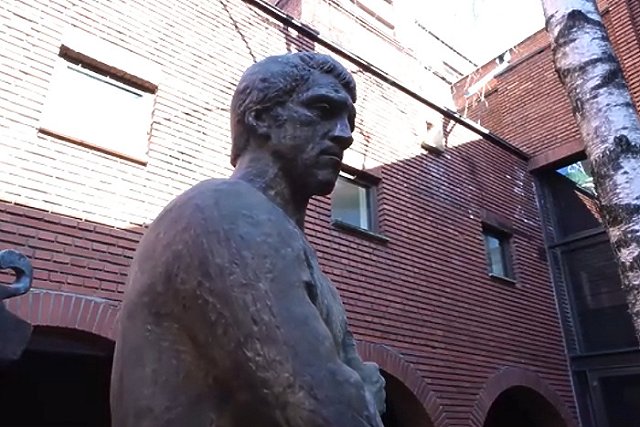 Наследники умершего екатеринбургского поэта требуют выплату роялти с театра, где играл Высоцкий