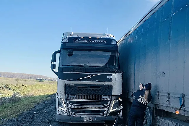 Фура MAN насмерть сбила на свердловской трассе чинившего другой длинномер дальнобойщика