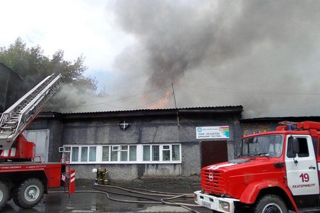 Автосервис горел на площади 500 кв. метров под Екатеринбургом