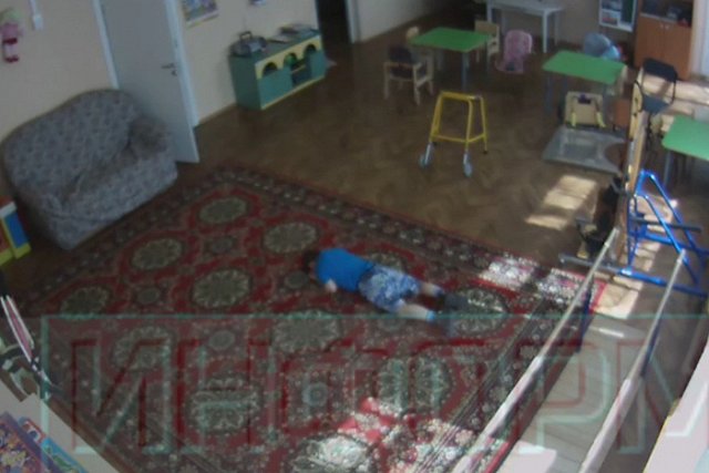 Воспитательнице, сломавшей руку ребенку-инвалиду, предъявили обвинение