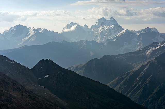 Турист из Екатеринбурга сорвался в ущелье в районе Эльбруса