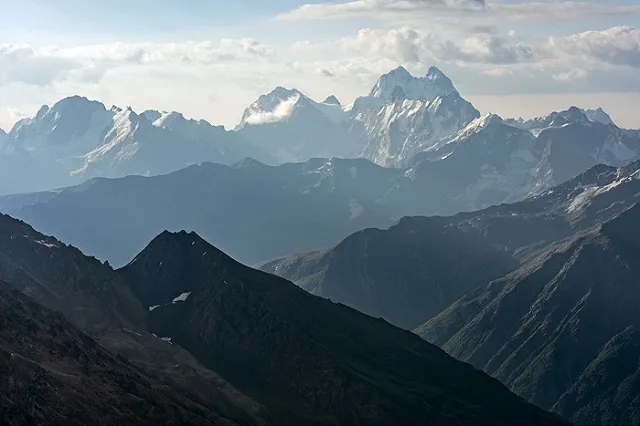 Турист из Екатеринбурга сорвался в ущелье в районе Эльбруса