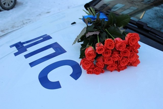 В Екатеринбурге автоинспекторы помогли вовремя довезти до роддома беременную женщину