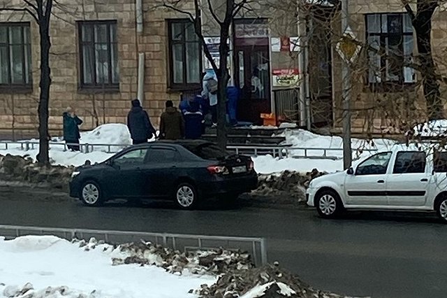 Рухнувшая с крыши глыба льда убила мужчину