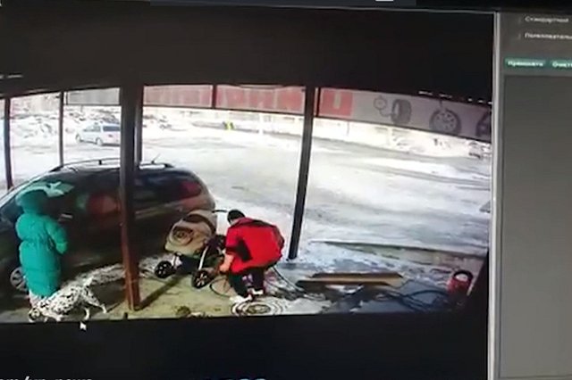 В Екатеринбурге на молодых родителей едва не завели дело за поднятые на улице деньги