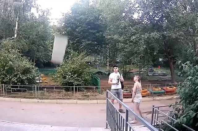 В Екатеринбурге подростки скинули ведро на головы прохожим