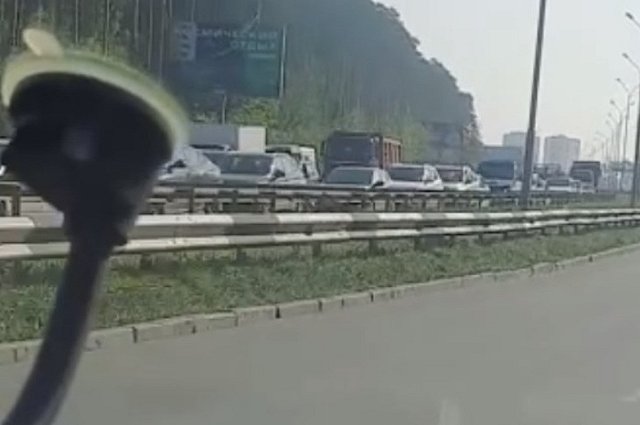 Екатеринбуржцы пожаловались на огромную пробку на Объездной