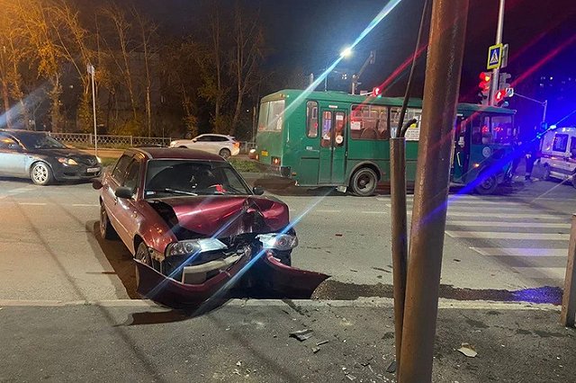 Маршрутный ПАЗ столкнулся с легковушкой на улице Черкасская в Екатеринбурге
