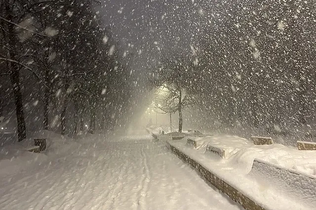 Екатеринбург встал с утра в огромные пробки из-за сильного снегопада