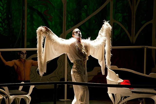 В Екатеринбурге верующие испортили афиши Театра Виктюка цитатами из Библии