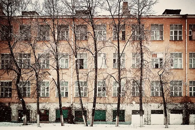 В Городке Чекистов вандалы исписали уникальный подъезд-музей