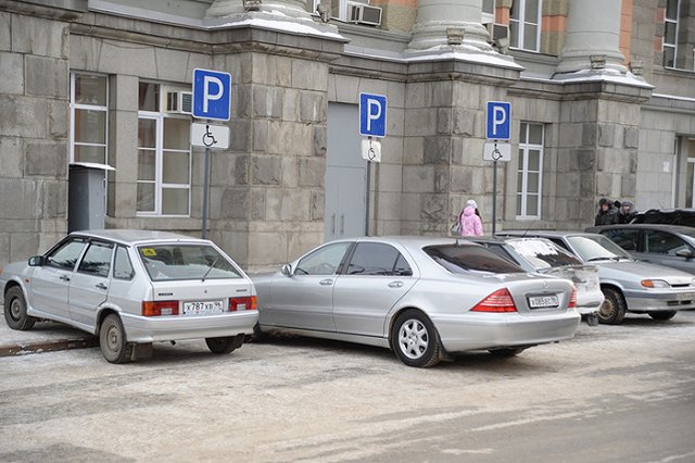 Умерший при виде эвакуатора водитель не нарушал правил парковки, установили в СК