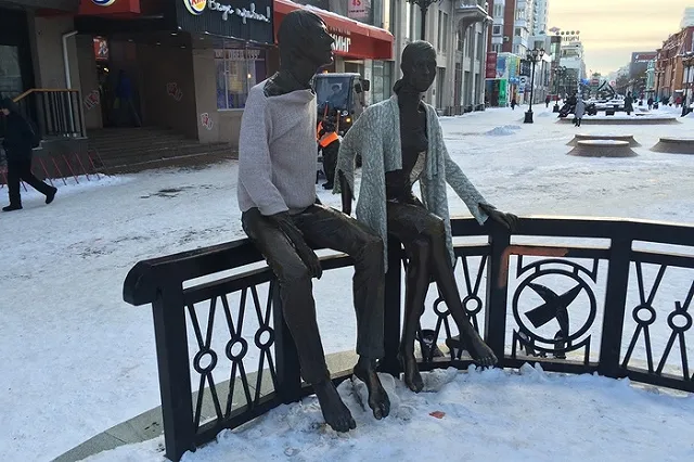 Городские памятники празднуют День всех влюбленных