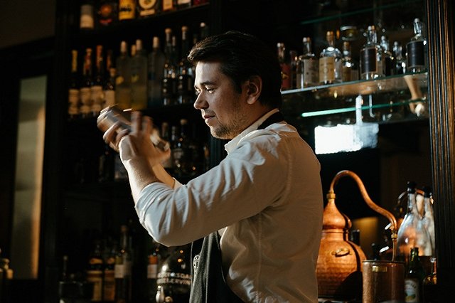 На Урале отвечавший за уничтожение контрафактного спирта чиновник задержан при попытке его продать