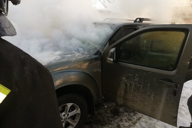 До этого выбивали стёкла и резали колёса: у екатеринбургского адвоката сожгли иномарку