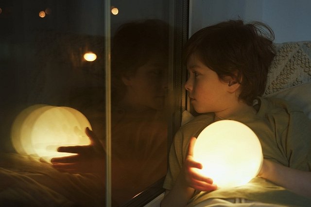 В Красноярске трехлетний ребенок сбежал из дома через окно