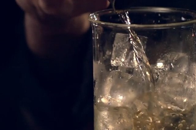 Российские ритейлеры за два месяца сократили импорт алкоголя на 60-100%