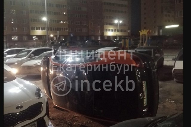 «Водитель сбежал». «Делимобиль» перевернулся во дворе на Уктусе