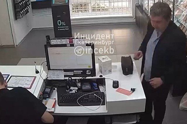 На Эльмаше посетитель салона сотовой связи унёс с собой телефон сотрудника