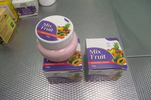 Екатеринбурженка попыталась провезти из Индии десятки килограммов косметики — фото