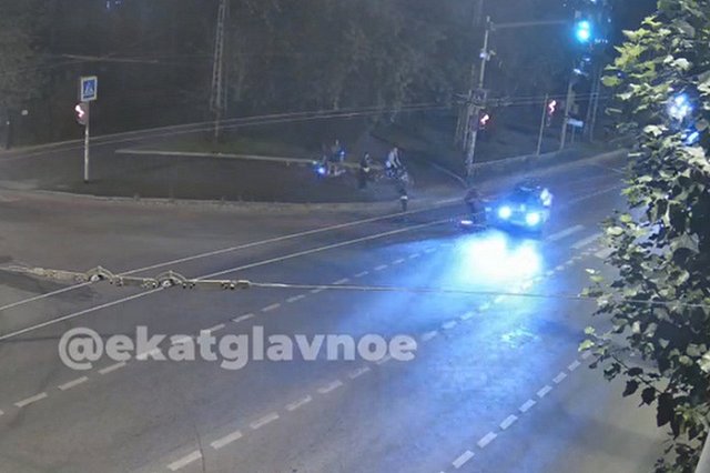 В Екатеринбурге два парня на электросамокате влетели в машину — видео