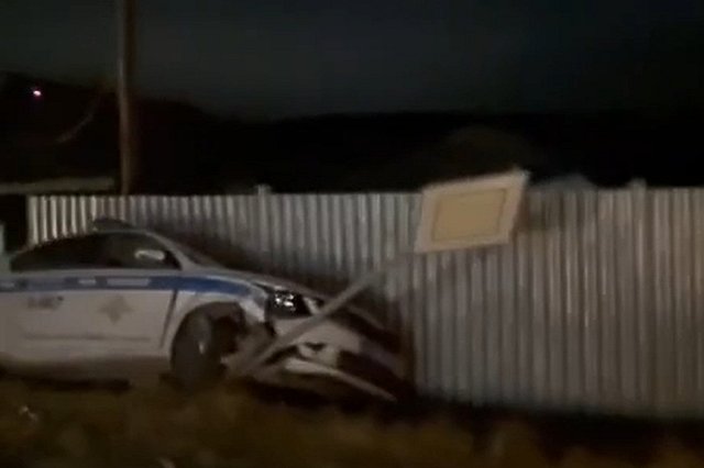 В свердловском селе погоня за нарушителем закончилась разбитой машиной ДПС