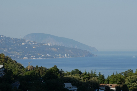 Федеральные чиновники проведут отпуск на территории России