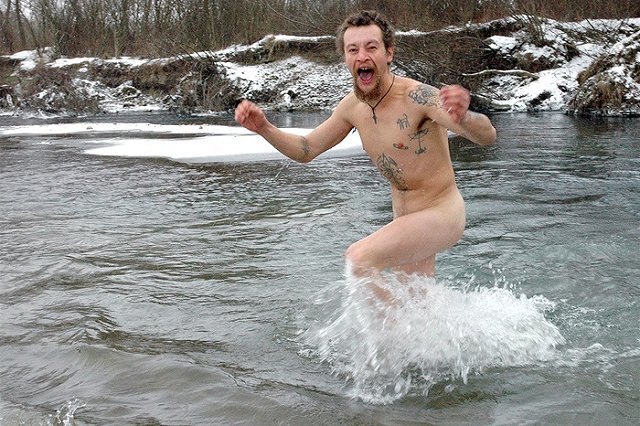 В Екатеринбурге на одной из улиц Уралмаша задержали голого мужчину