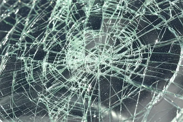 Сотруднику «Лиги ЖКХ» неизвестные молотком разбили машину