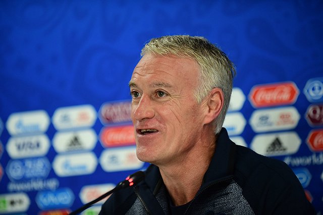 Тренер сборной Франции назвал временные трибуны «оригинальным решением»