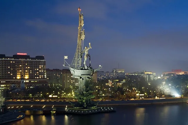 Вместо Краснознаменной группы на Плотинке предлагают установить памятник Петру I