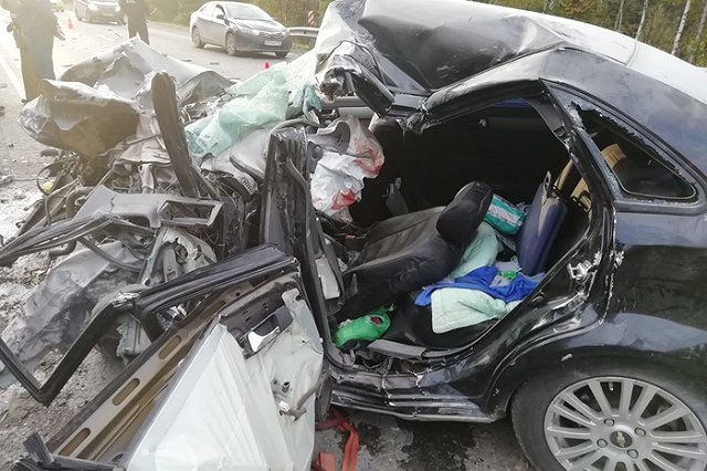 В результате ДТП на трассе Екатеринбург-Тюмень водителя «зажало» в машине